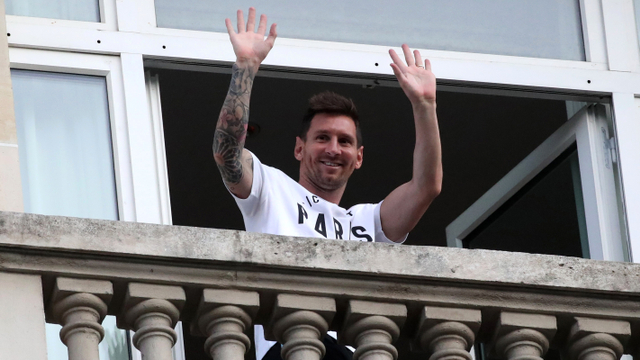 Lionel Messi melambai dari balkon Hotel Royal Monceau. Foto: REUTERS/Yves Herman