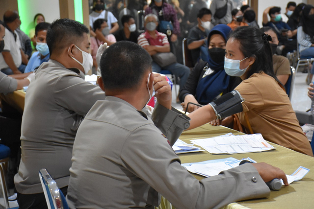 Masyarakat Kabupaten Sintang mengikuti Vaksinasi Covid-19 yang diadakan di Klinik Polres Sintang. Foto: Septian