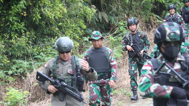 Komandan Komando Resor Militer (Korem) 132 Tadulako, Brigjen TNI Farid Makruf (kiri kedua) saat memimpin operasi pengejaran terhadap sisa kelompok teroris di Poso, Sulawesi Tengah. Foto: Penrem 132/Tadulako