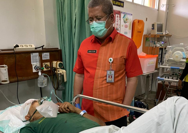 Kepala Dinas Kesehatan Kalbar, Harisson, menjenguk korban ledakan tabung oksigen untuk pasien COVID-19. Foto: Dok Hi!Pontianak