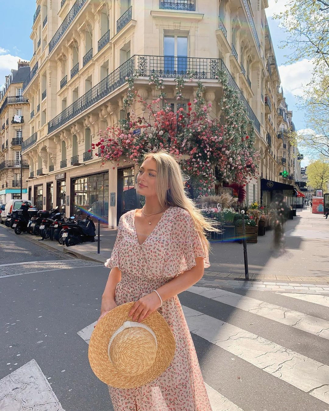 Potret Perempuan Inggris yang Viral karena Kisah Hidupnya Bak Emily in Paris (67039)