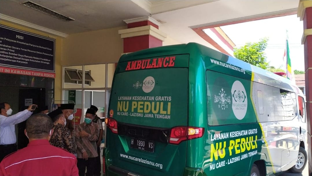 Ambulans yang membawa Ketua Umum Majelis Ulama Indonesia (MUI) KH Miftachul Akhyar dari RS di Salatiga menuju Surabaya. Foto: Dok. Istimewa