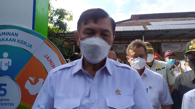Menko Maritim dan Investasi Luhut Binsar Pandjaitan saat pantau vaksinasi di DPRD Denpasar, Bali, Kamis (12/8). Foto: Denita BR Matondang/kumparan