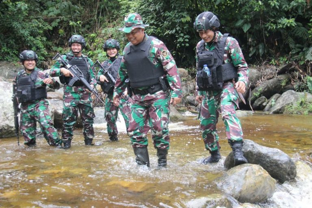 Danrem 132 Tadulako Brigjen TNI Farid Makruf (tengah) pimpin perburuan kelompok Ali Kalora di Poso, Sulawesi Tengah. Foto: Penrem 132 Tadulako