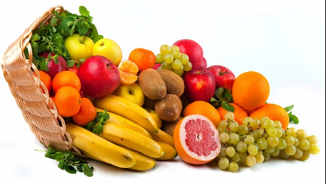 Buah-buahan yang kaya akan vitamin dan mineral. https://www.freepik.com/