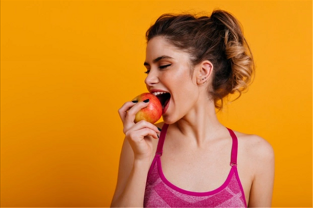 Ilustrasi wanita yang sedang memakan apel untuk diet. https://www.freepik.com/