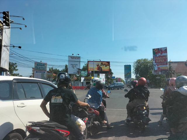 Pengendara tengah bersiap melintas di Jalan Siwilangi Kota Cirebon.(Juan)