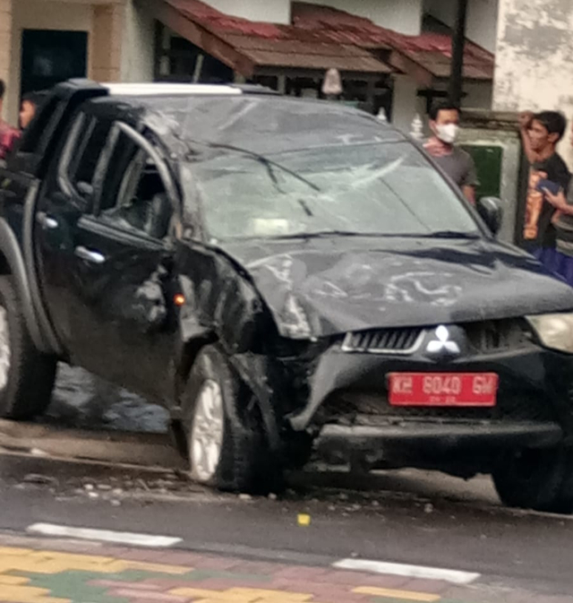 Mobil Dinas PUPR Kotawaringin Barat ringsek usai menabrak tiang lampu PJU di Jalan Iskandar Pangkalan bun/InfoPBUN/foto : IST