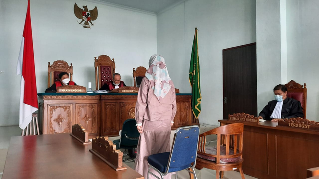 Majelis Hakim Pengadilan Negeri Tanjungpinang membacakan amar putusan perkara gelar palsu oknum angggota DPRD. Foto: Ismail/kepripedia.com