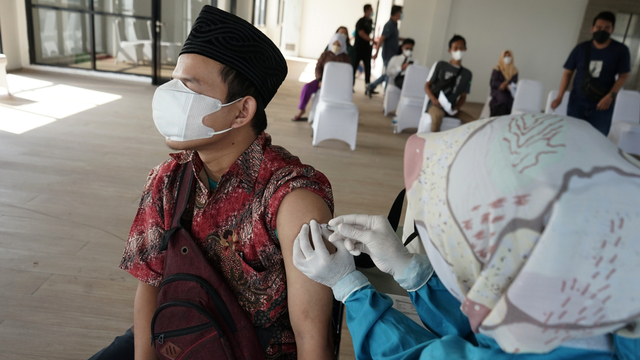 Vaksinasi corona di Kantor Pusat PII, Graha Rekayasa Indonesia, Setiabudi, Jakarta Selatan, Kamis (12/8). Foto: PII