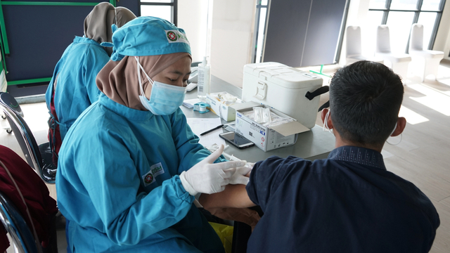 Vaksinasi corona di Kantor Pusat PII, Graha Rekayasa Indonesia, Setiabudi, Jakarta Selatan, Kamis (12/8). Foto: PII