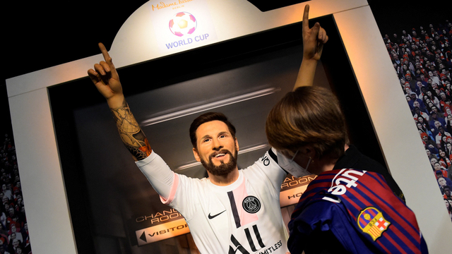 Wujud patung lilin Lionel Messi dengan jersi PSG di Museum Madame Tussauds. Foto: Tobias SCHWARZ / AFP
