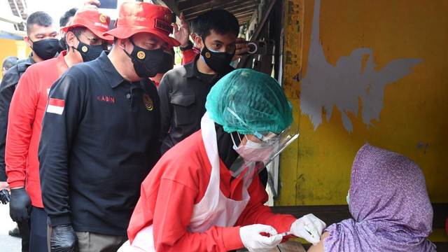 Kepala BIN Jenderal Pol (purn) Budi Gunawan meninjau pelaksanaan vaksinasi di Banten, Kamis (12/8). Foto: Dok. Istimewa