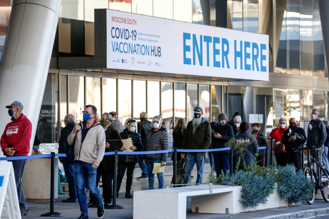 Warga antre saat vaksinasi corona di Moscone Convention Center San Francisco, California.
 Foto: Amy Osborne / AFP