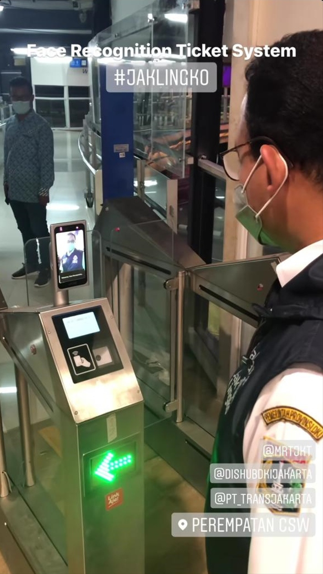 Gubernur DKI Jakarata Anies Baswedan coba face recognition ticket system saat meninjau Integrasi CSW ASEAN di Jakarta, Kamis (12/8). Foto: Instagram/@aniesbaswedan