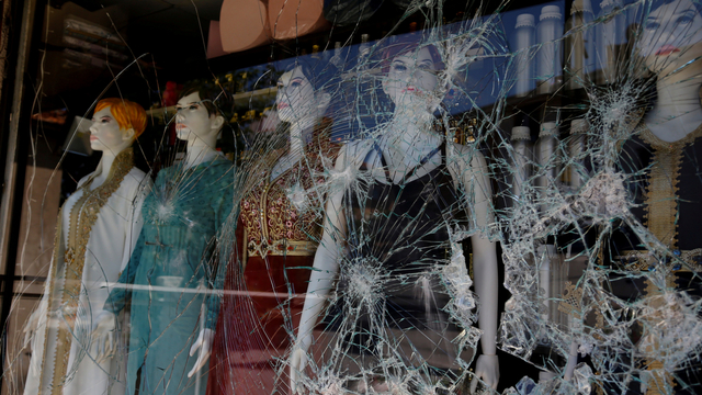 Maneken terlihat di balik jendela pecah sebuah toko, setelah adanya kerusuhan, di Ankara, Turki, Kamis (12/8). Foto: Cagla Gurdogan/REUTERS