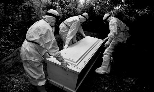 Pemakaman pasien yang meninggal karena Covid-19. Foto: Suparta/acehkini 
