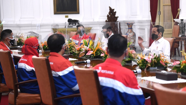 Presiden Jokowi berdialog dengan perwakilan pegawai PT Pertamina Hulu Rokan di Istana Negara. Foto: Pertamina