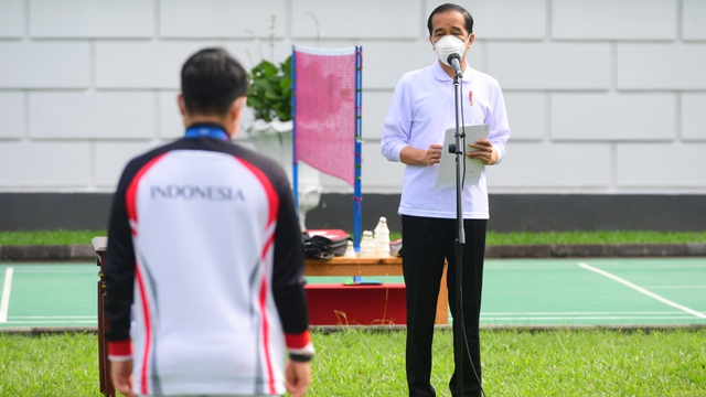 Presiden Joko Widodo menerima kontingen Indonesia yang berlaga di Olimpiade Tokyo 2020, di Istana Bogor, Jumat (13/8). Foto: Biro Pers Sekretariat Presiden