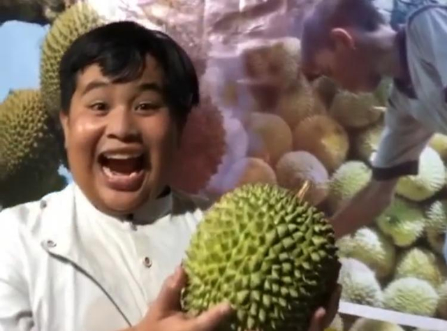 Seorang anak di Pontianak bernama Virly, mendapat hadiah makan durian Jemongko sepuasnya, karena menuntaskan tantangan menyanyi dari sang penjual durian. Foto: Dok Hi!Pontianak
