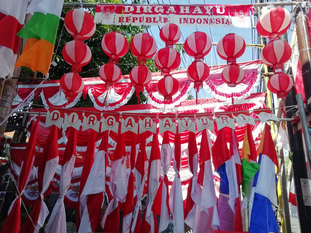 Pernak pernik HUT RI yang dijual di Kampung Bendera di kawasan Darmo Kali, Surabaya. Foto: Dok.Basra