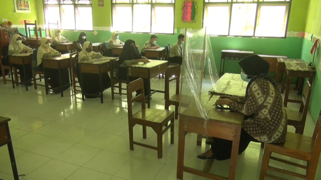 Siswa-siswi SMP N 1 Slawi Kabupaten Tegal molai nglakoni pembelajaran tatap muka (PTM) terbatas, dina Kemis (12/8/2021).