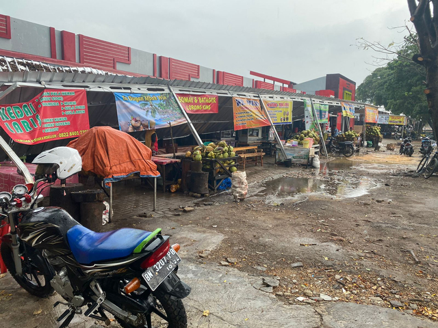 Atap Pedagang di Stadion Way Dadi Bandar Lampung Hancur Diterjang Hujan Angin (1)