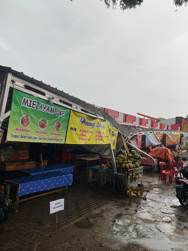 Atap Pedagang di Stadion Way Dadi Bandar Lampung Hancur Diterjang Hujan Angin (2)