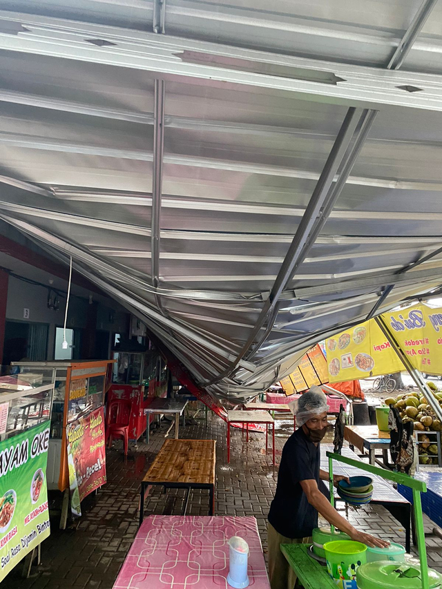 Atap Pedagang di Stadion Way Dadi Bandar Lampung Hancur Diterjang Hujan Angin (3)