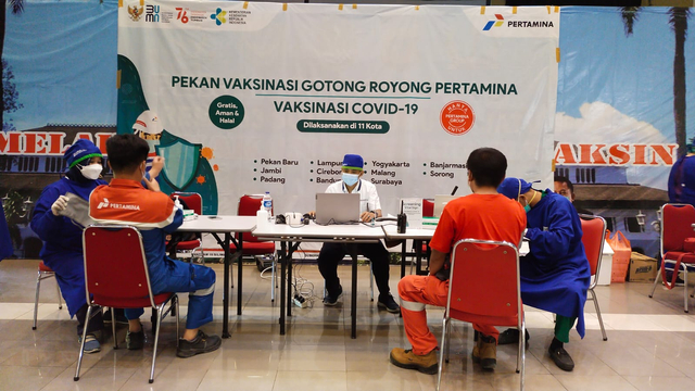 Pertamina mengadakan vaksinasi gotong royong di Gedung Patra Ayu Pertamina Bumi Patra, Indramayu, Jawa Barat. (Tomi Indra)