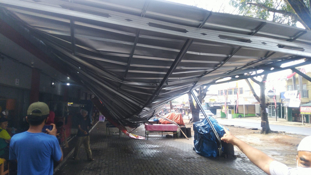 16 Kanopi Kios di Stadion Mini Way Dadi Rusak Akibat Hujan Lebat (1)