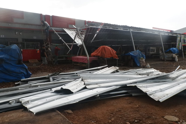 16 Kanopi Kios di Stadion Mini Way Dadi Rusak Akibat Hujan Lebat (3)