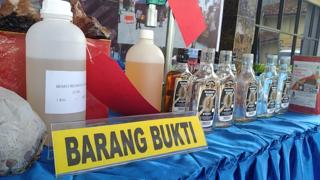 Polisi Gerebek Pabrik Miras Oplosan di Lampung (1)