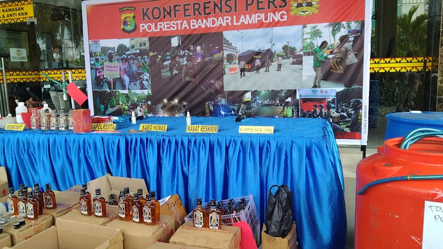 Polisi Gerebek Pabrik Miras Oplosan di Lampung (3)
