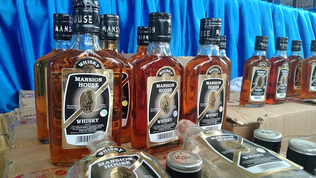 Polisi Gerebek Pabrik Miras Oplosan di Lampung (2)