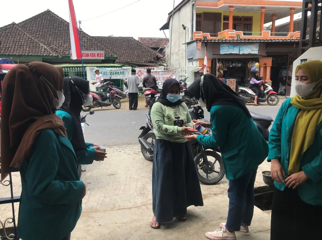 Mahasiswa Unisma Malang memberikan handsanitizer serta masker untuk masyarakat penerima Bansos (FOTO: Bahij Mustofa)