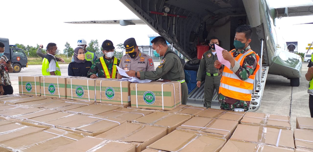 Bantuan oksigen kosentrator tiba di Bandara Depati Amir.