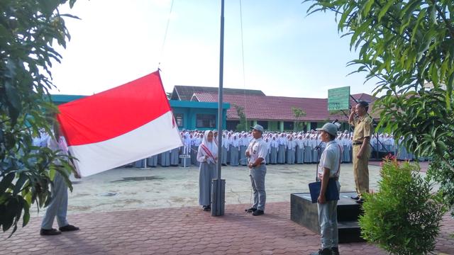 Ilustrasi pengibaran bendera merah putih. Foto: smkn2-bjm.sch.id