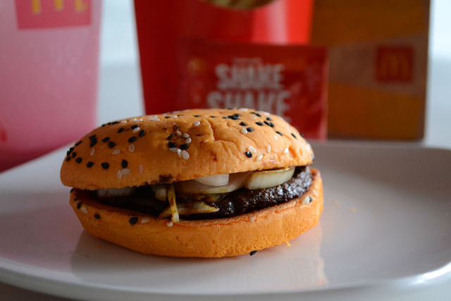 Burger rendang spesial dalam rangkaian menu "Ini Rasa Kita" Foto: Dok.McDonalds Indonesia