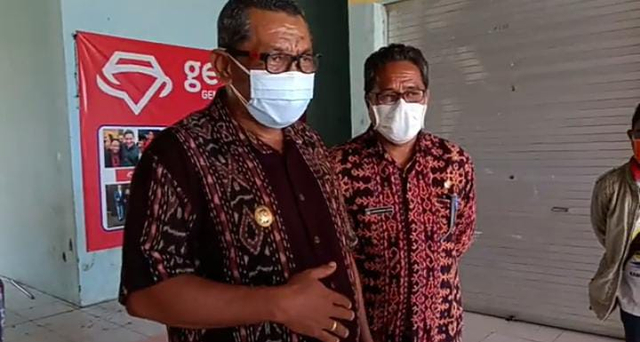 Plt Bupati Lembata saat di wawancara wartawan usai melakukan sidak. Foto : Istimewa