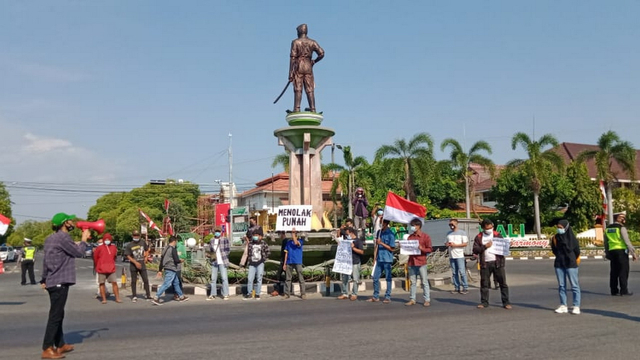 Sejumlah massa saat menggelar aksi demo di Bundaran Patung Jalan Letda Sucipto atau di depan gedung DPRD Kabupaten Tuban. Jumat (13/08/2021) (foto: Ayu/beritabojonegoro)