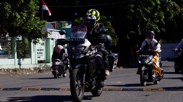 Ketua FKPT Aceh bersama istri saat memulai Touring Indonesia Harmoni dari Banda Aceh menuju Papua. Foto: Suparta/acehkini