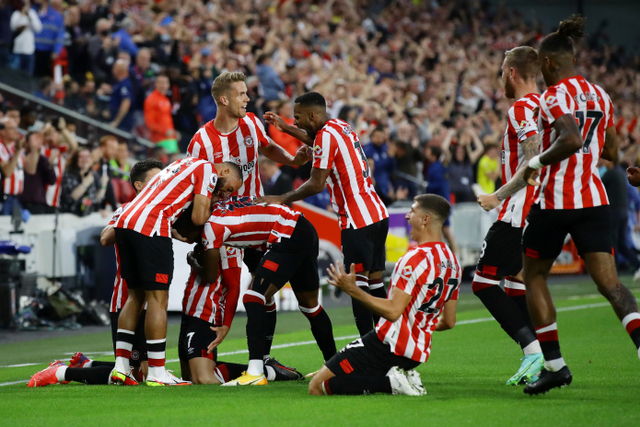 Selebrasi pemain Brentford usai mencetak gol ke gawang Arsenal pada pertandingan Premier League di Stadion Brentford Community, London, Inggris. Foto: David Klein/REUTERS