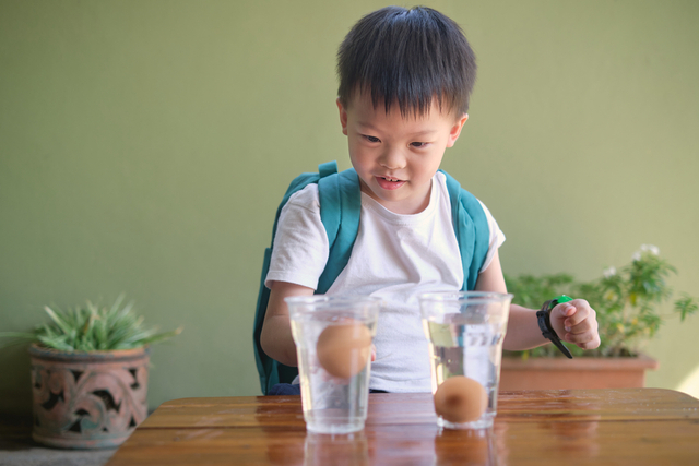 Anak bermain mengapung dan tenggelam. Foto: Shutter Stock