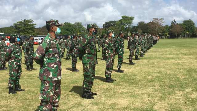 Pasukan Polri, TNI dan BPBD apel penjemputan pasien COVID-19 yang isoman di Lapangan Renon. Foto: Denita BR Matondang/kumparan