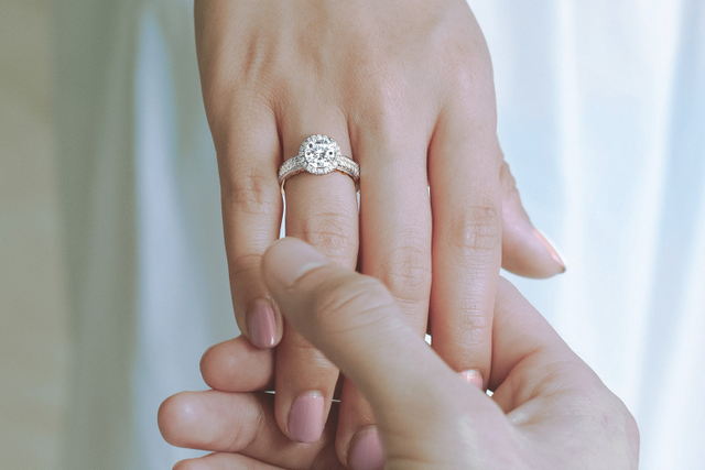 Serupa tapi tak sama, ini 3 perbedaan cincin pernikahan dan cincin tunangan. Foto: Miss Mondial.
