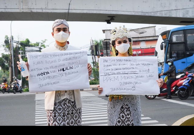 Viral Lutfi Agizal Foto Pre Wedding Seraya Protes PPKM, Netizen: Ribet Banget! (3198)