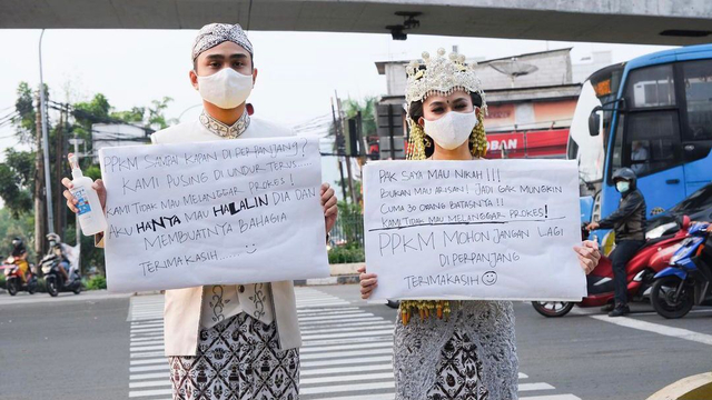 Foto pre wedding Lutfi Agizal dan calon istrinya sambil protes PPKM. Dok. Instagram