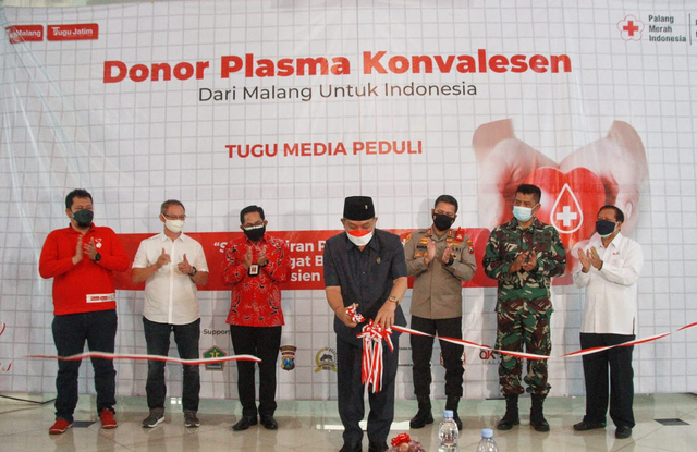 Ketua DPRD Kota Malang, I Made Riandiana Kartika, memotong pita dalam pembukaan Donor Plasma Konvalesen. Foto: Rubianto