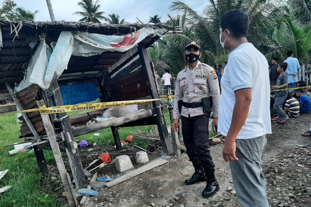 Garis polisi dipasang di tempat kakek berusia 75 tahun ditemukan meninggal dunia dengan kondisi tergeletak. Foto: Dok. Polres Aceh Utara